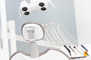 Sillón dental y equipo odontológico en clínica dental en Castellón. Este contenido te ayudará a mejorar el posicionamiento en búsquedas sobre clínicas dentales modernas y equipadas.