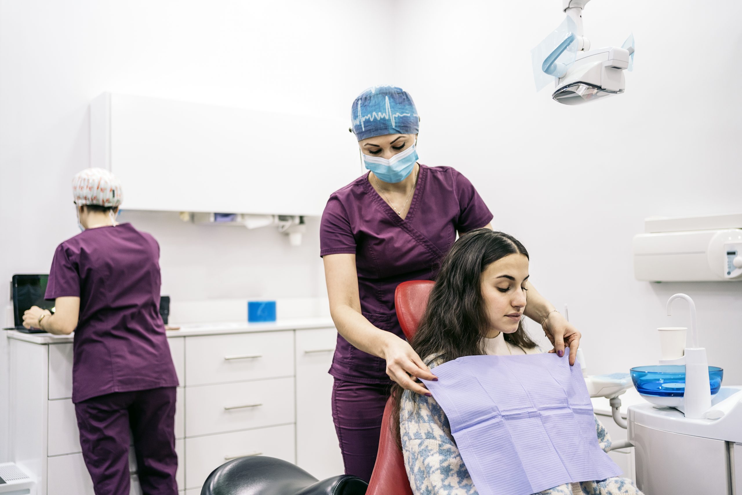 ¿Tienes dudas sobre los implantes dentales? Descubre las respuestas a las preguntas más comunes sobre este tratamiento en Castellón. ¡Recupera tu sonrisa!