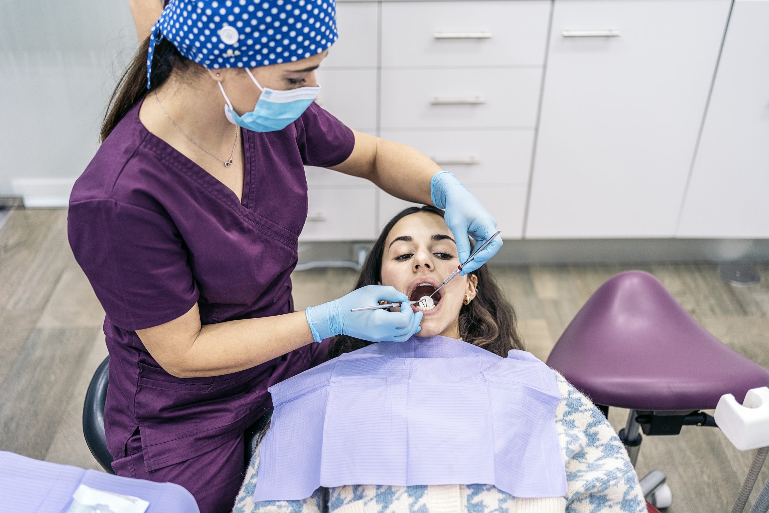 Descubre cómo el tratamiento de periodoncia en Castellón puede prevenir y tratar enfermedades de las encías. Protege tu salud bucal con atención especializada. ¡Infórmate aquí!