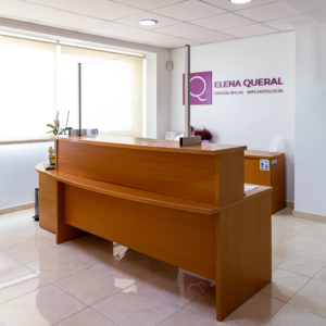 Recepción moderna de la Clínica Dental Elena Queral en Castellón, especializada en cirugía bucal e implantología