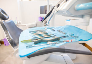 Instrumental odontológico en la Clínica Elena Queral en Castellón, especializado en el tratamiento de la gingivitis y cuidado de las encías.