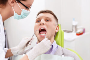Paciente en revisión dental en la Clínica Elena Queral en Castellón, destacando la importancia de cuidar la salud bucal tras las fiestas navideñas.