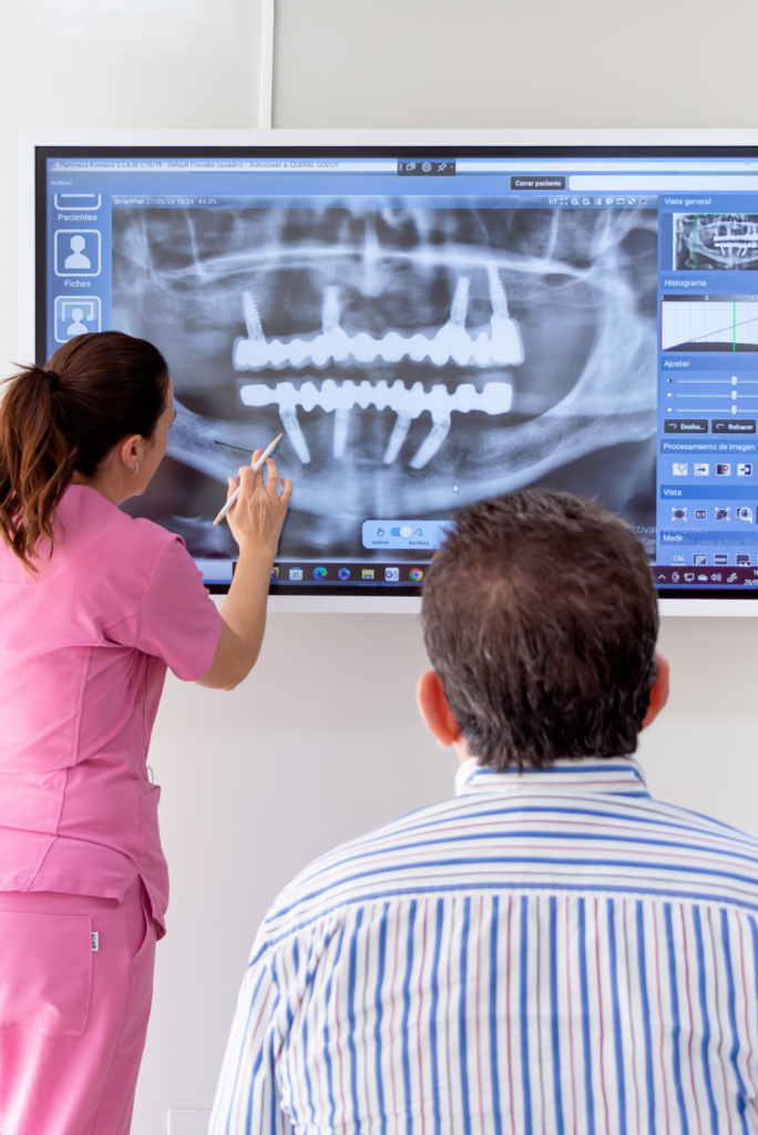 Dentista realizando un procedimiento odontológico en la Clínica Elena Queral en Castellón.