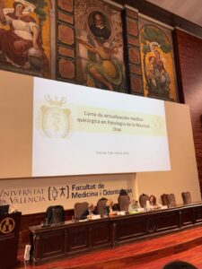 Imagen del Curso de Actualización Médico-Quirúrgica en Patología de la Mucosa Oral celebrado el 7 de marzo de 2025 en la Facultad de Medicina y Odontología de la Universitat de València. En la imagen, ponentes y especialistas debaten en una mesa redonda sobre el diagnóstico y tratamiento de enfermedades de la mucosa oral.