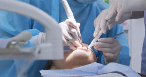 Paciente recibiendo una endodoncia con instrumental odontológico en clínica dental en Castellón